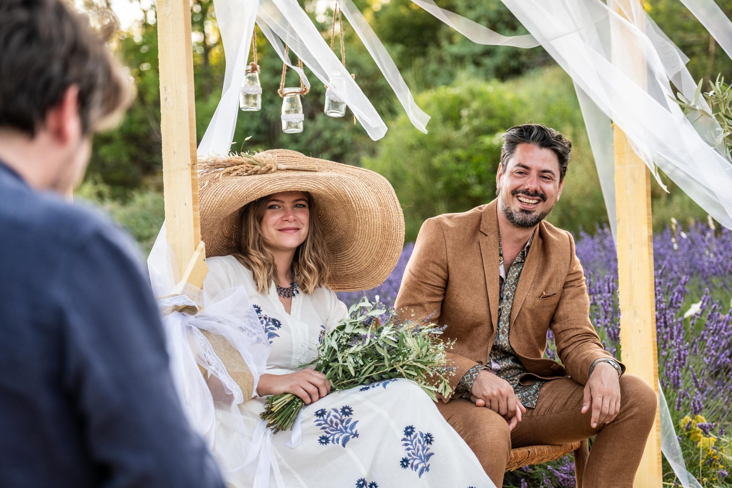 Les mariés sont émus par les surprises de leurs convives photographiées par Studio Argo, photographe de mariages aux Baux-de-Provence.