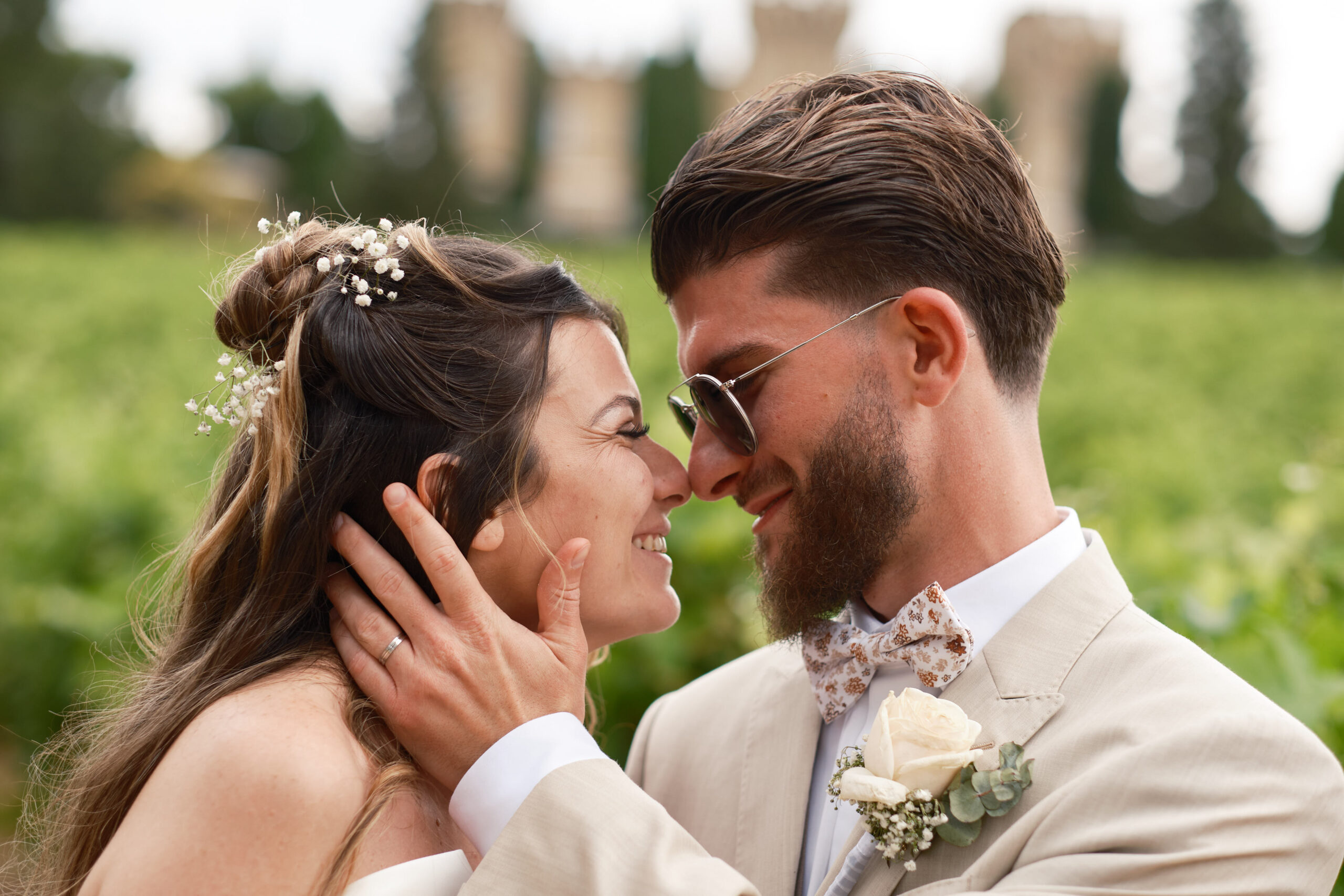 Moment de joie et de tendresse devant l'objectif de Studio Argo, photographe de mariages à Châteauneuf-du-Pape.