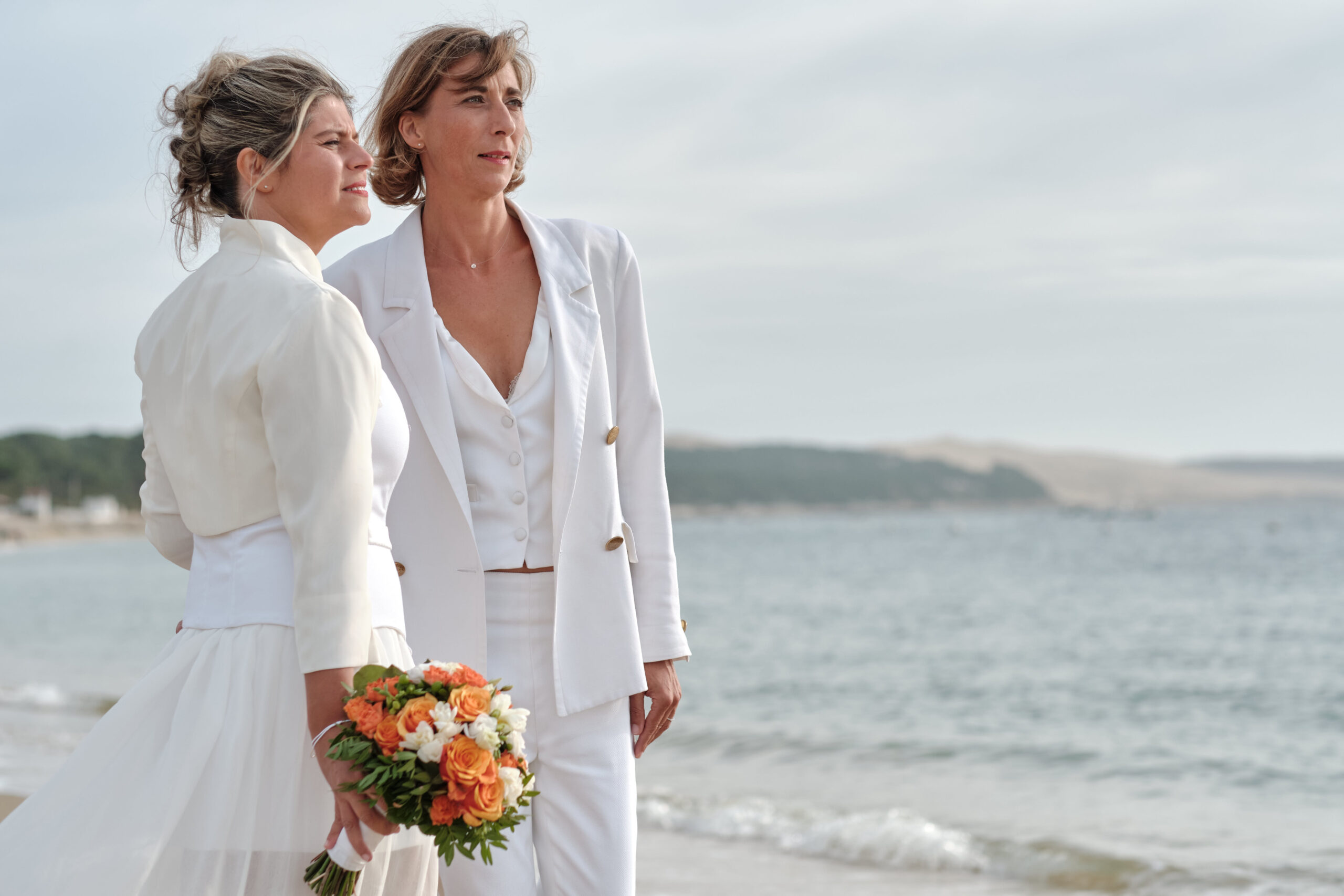 Portrait de deux mariées au bassin d'Arcachon photographié par Studio Argo, photographe mariage Provence.