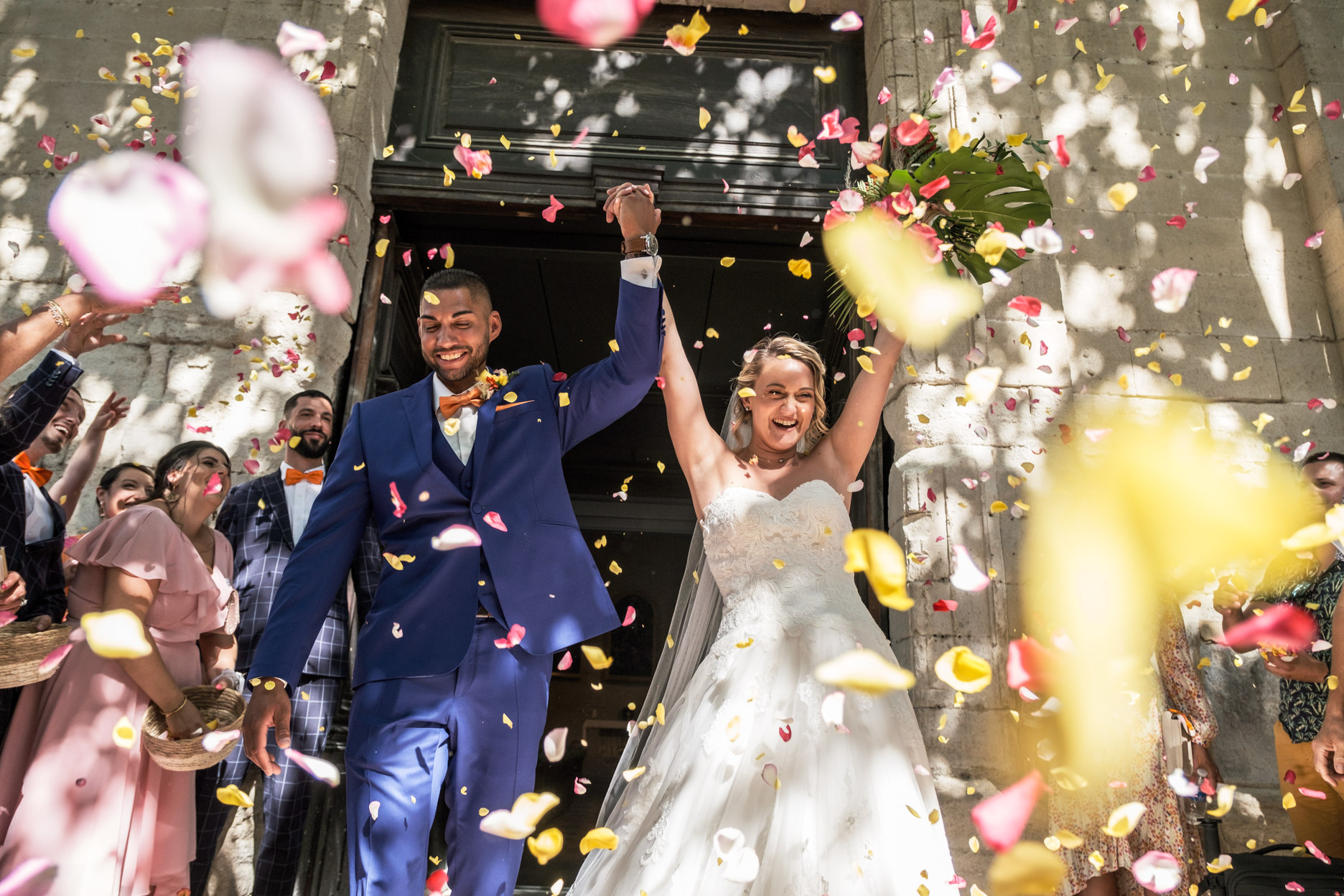 Sur la commune de Sorgues, Studio Argo - photographe mariage Provence, a capté l'instant de la sortie d'église.
