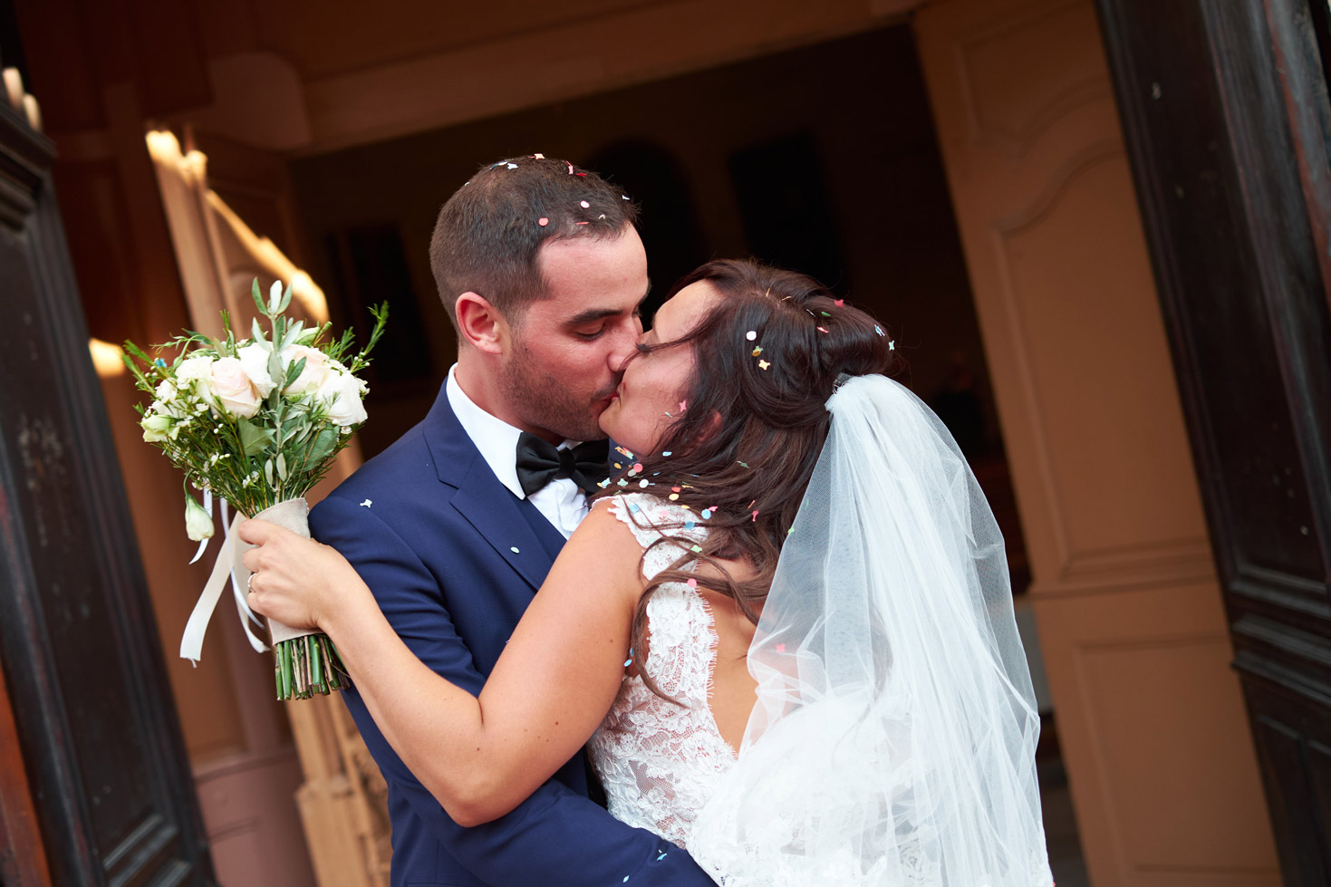 Studio Argo, photographe mariage Provence a saisi ce baiser amoureux dans le Vaucluse.