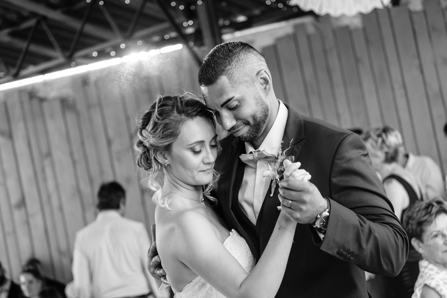 Parenthèse complice devant l'objectif de Studio Argo, photographe mariage Provence sur la commune de Sorgues dans le Vaucluse.