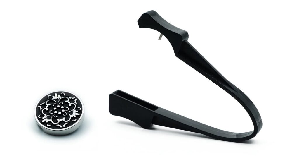 Système de fixation d'accessoires costume marié de la marque Custon's.