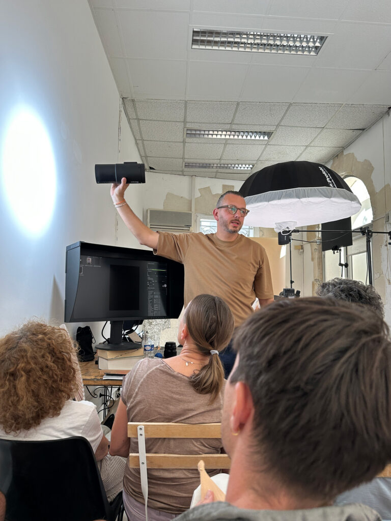 julien Apruzzese lors de la Fujikina à Arles en 2025 - Studio Argo, photographe de mariage en Provence.