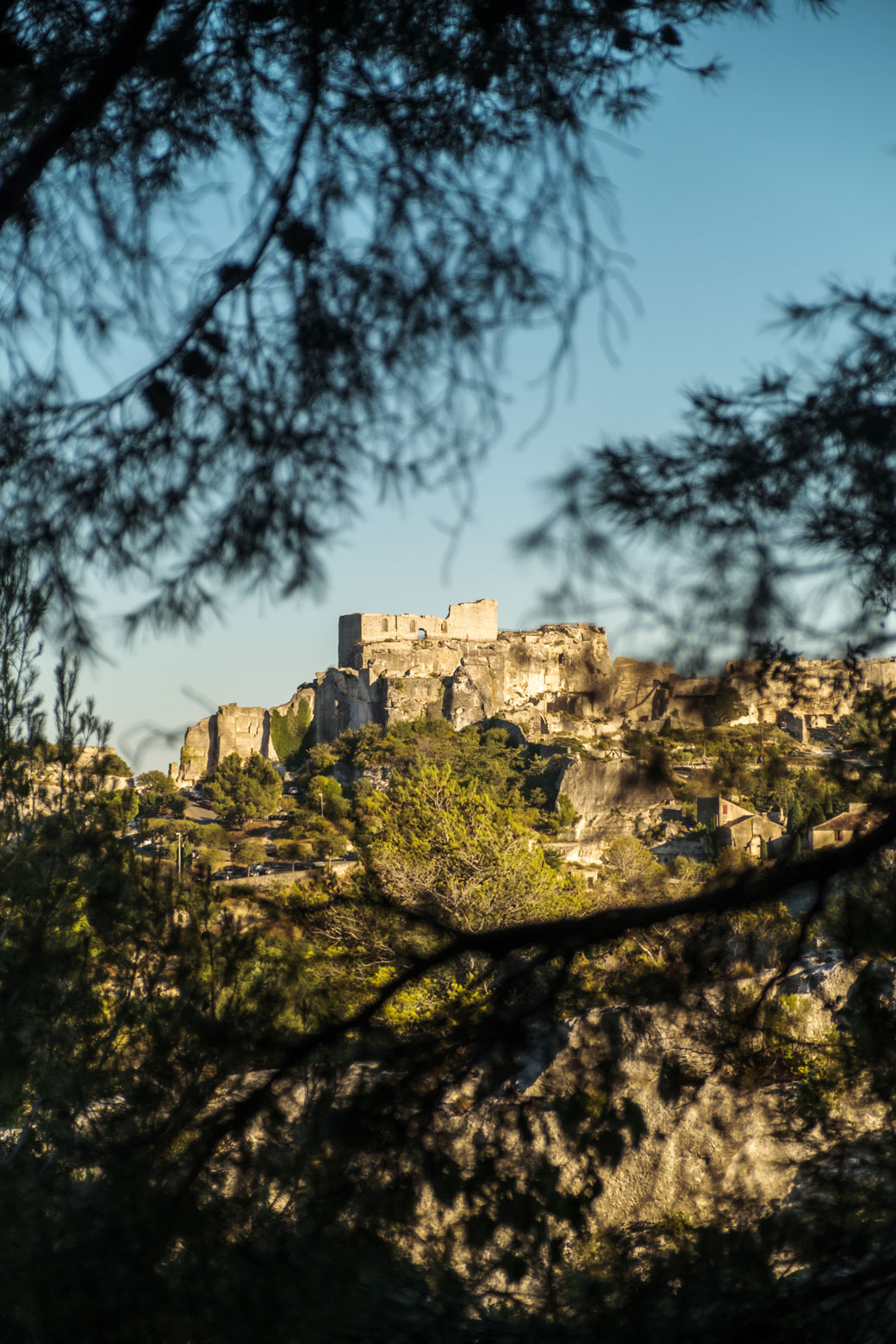 Vue en portrait de la commune des Baux-de-Provence dans les Bouches-du-Rhône photographié par Studio Argo, photographe de mariages en Provence.
