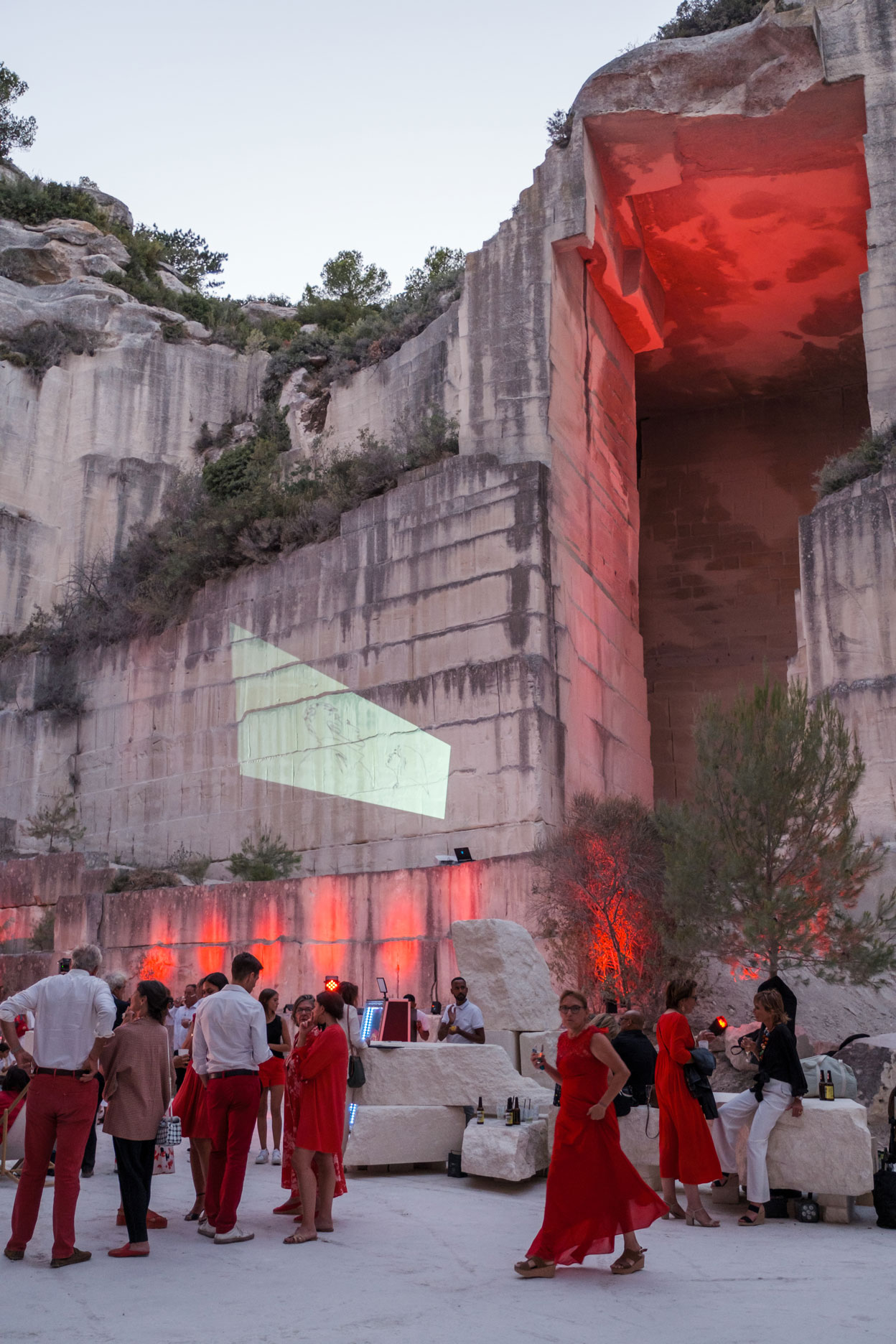 Au seins des carrières de Sarragan pour une Célébration aux Baux-de-Provence photographié par Studio Argo, photographe de mariages en France.