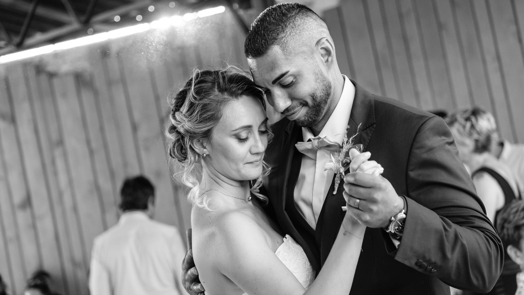Studio Argo a su immortaliser un moment suspendu dans le temps, la danse de deux mariés amoureux dans un portfolio de photographe de mariages.
