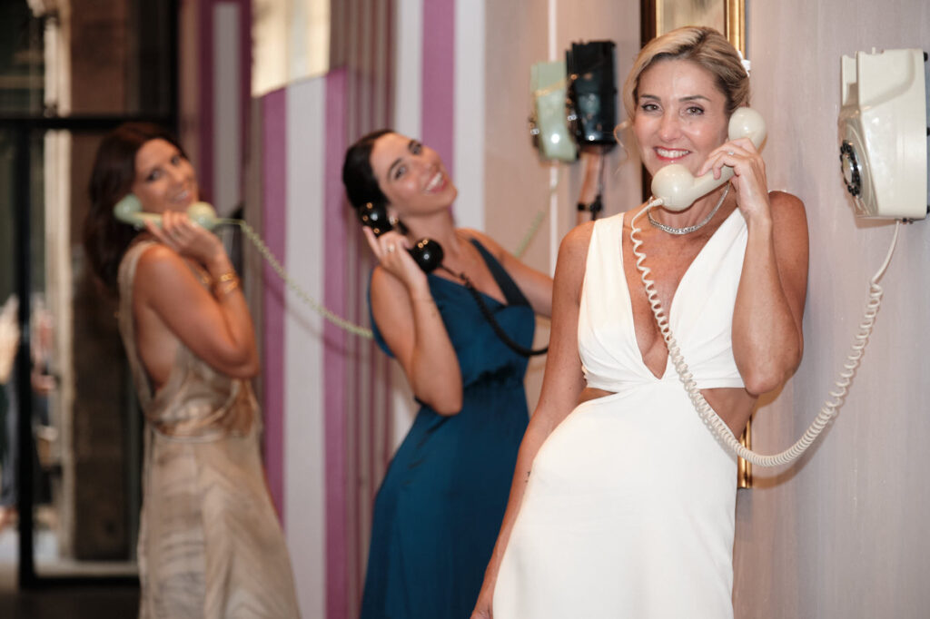 3 drôles de dames au restaurant Discovolante à la décoration hétéroclite - Studio Argo, photographe de mariages à Montpellier