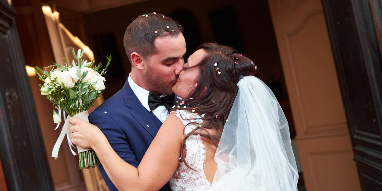 Studio Argo, photographe mariage Provence a saisi ce baiser amoureux dans le Vaucluse.