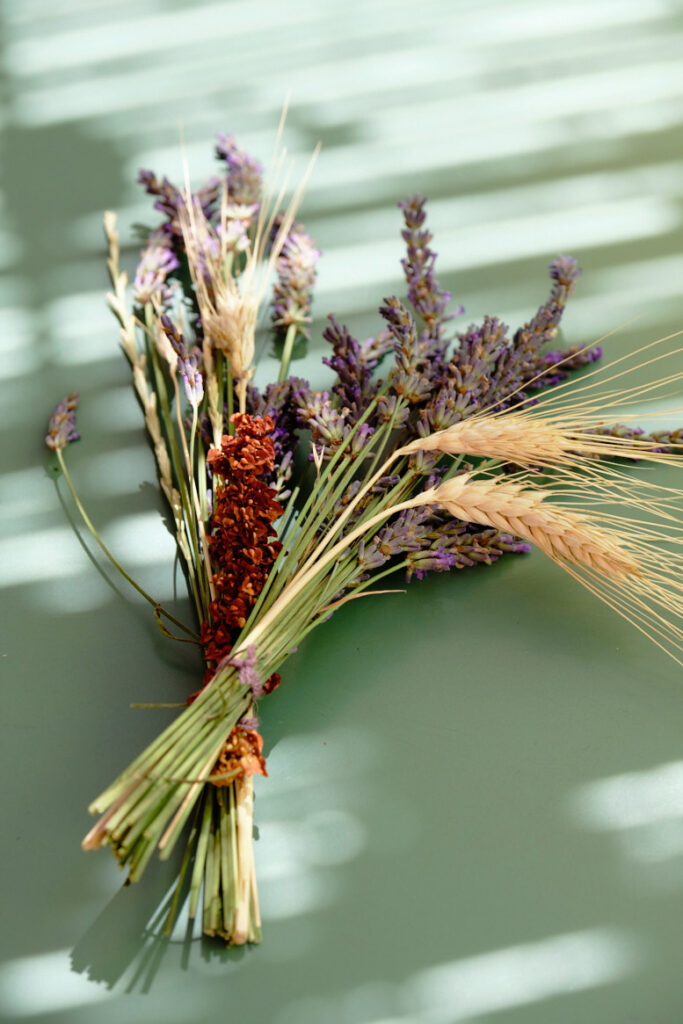 Bouquet de fleurs provençal capturé par Studio Argo, photographe mariage Provence dans une lumière contrastée du sud.