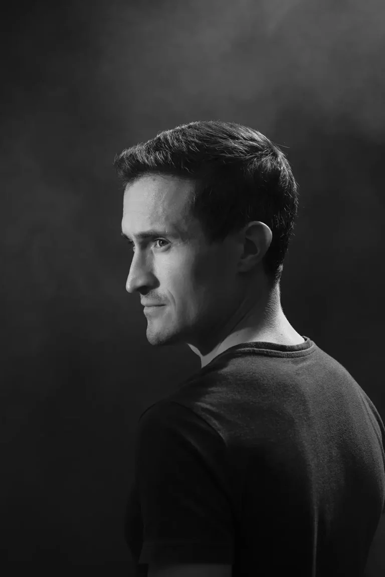 Portrait noir et blanc dans le style Harcourt par Studio Argo, photographe mariage Luberon.