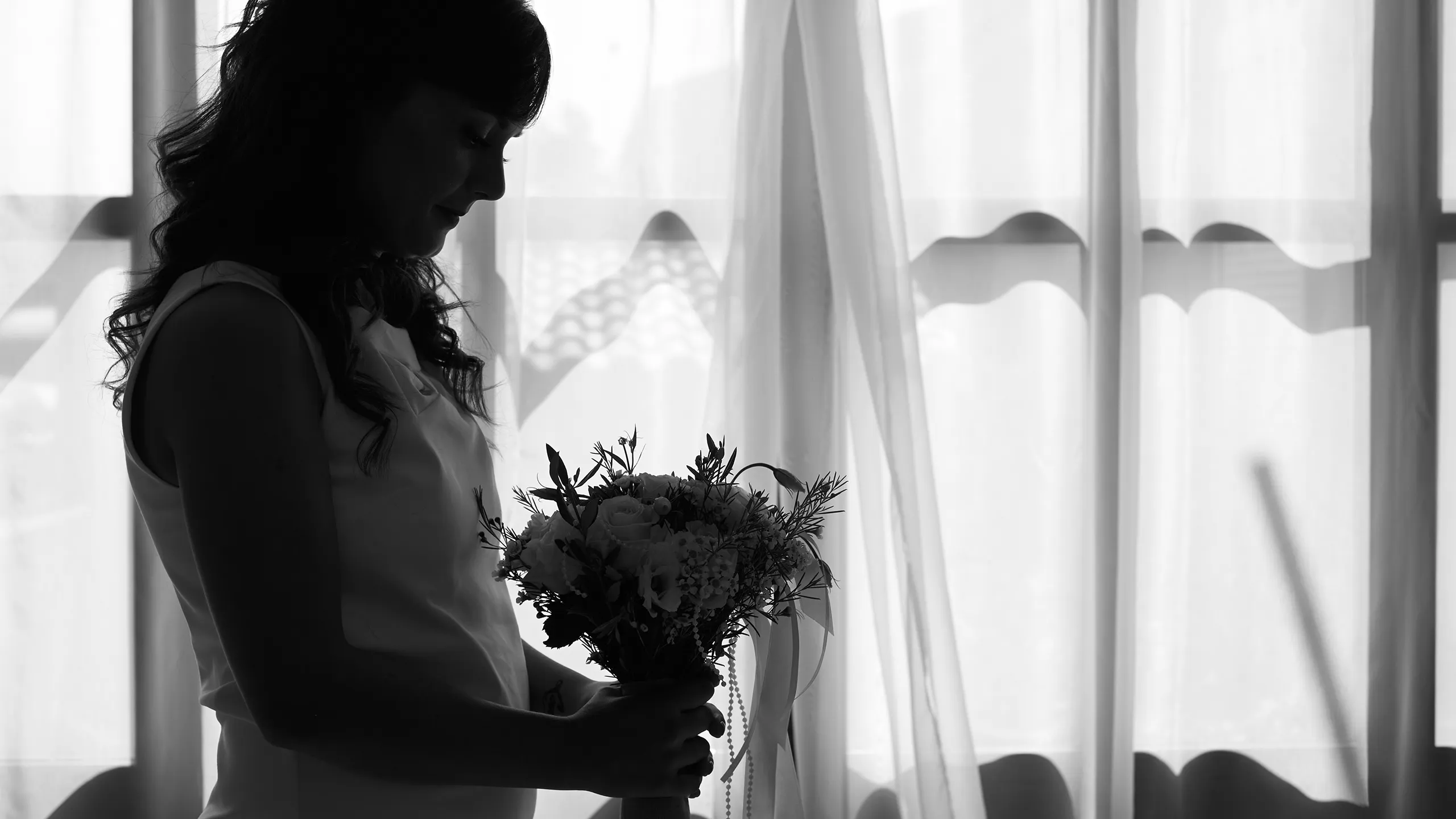 Préparatifs d'une mariée sur la commune de Sorgues en photographie argentique par Studio Argo, photographe mariage Provence.