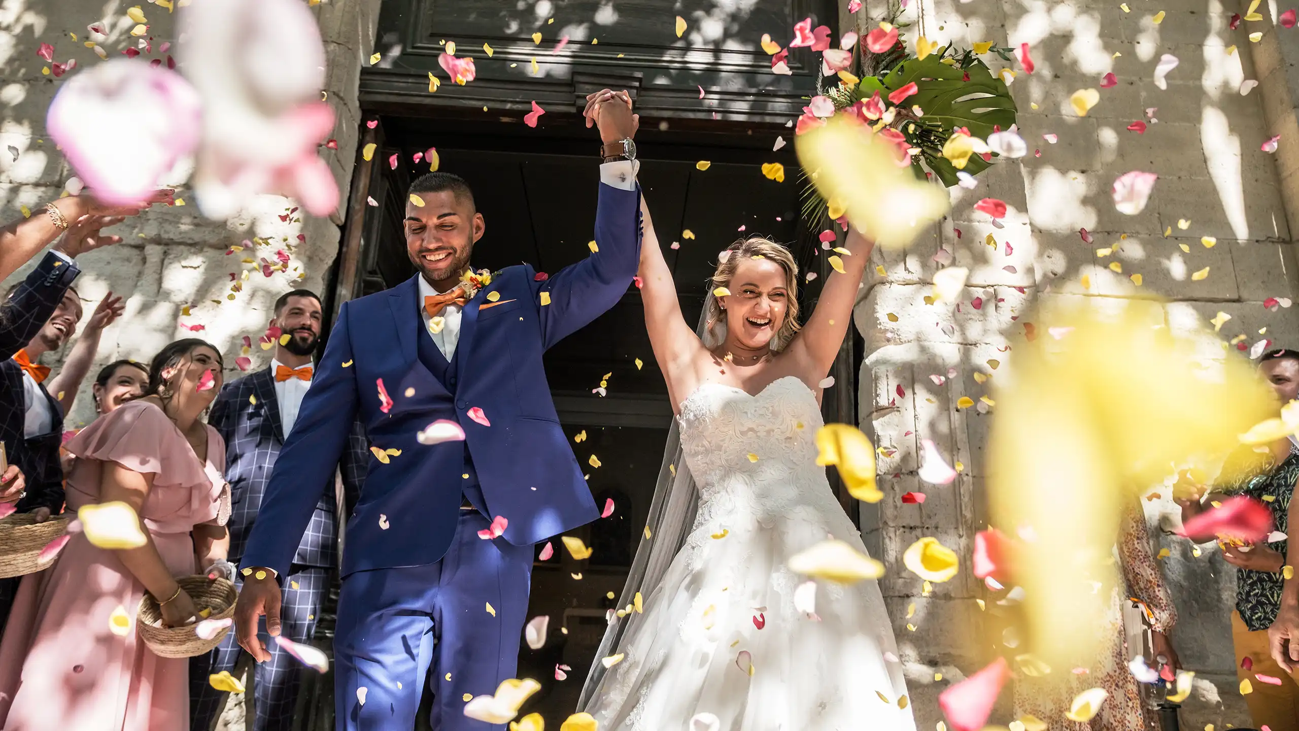 Célébration d'union à la sortie de l'église de Sorgues en Vaucluse par Studio Argo, photographe mariage Provence.