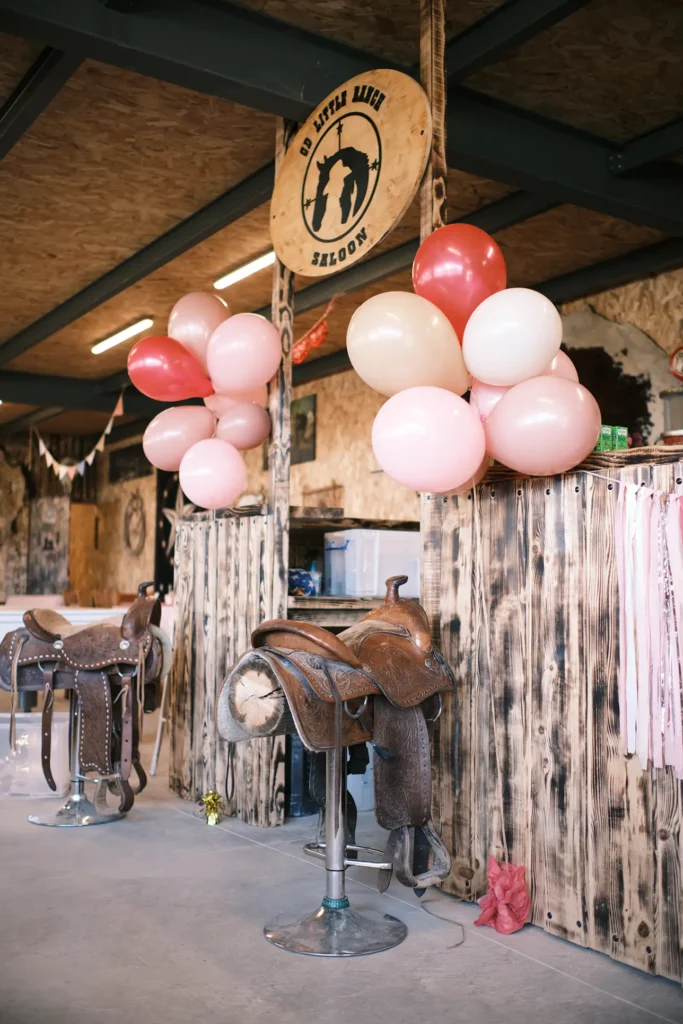 Décoration western du saloon du CD Little Ranch à Maillane dans les Alpilles – Studio Argo photographe événement Provence