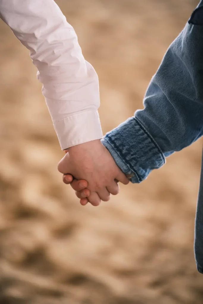 Enfants main dans la main lors d'une fête privée au CD Little Ranch à Maillane – Studio Argo photographe mariage Provence