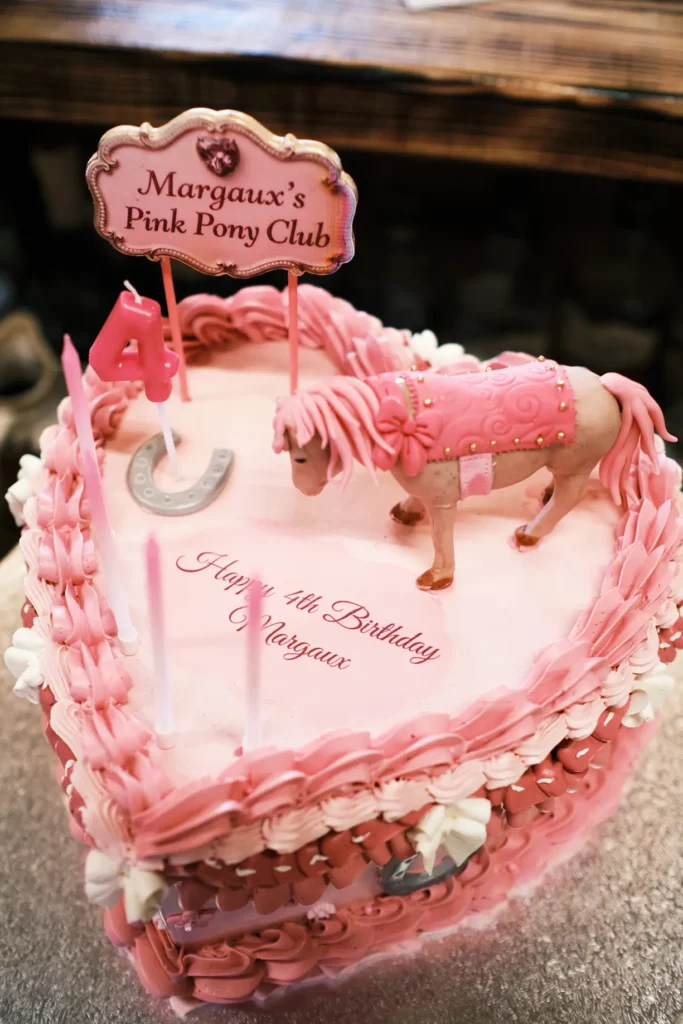 Gâteau d'anniversaire rose lors d'une fête enfant au CD Little Ranch à Maillane – Studio Argo photographe mariage Provence