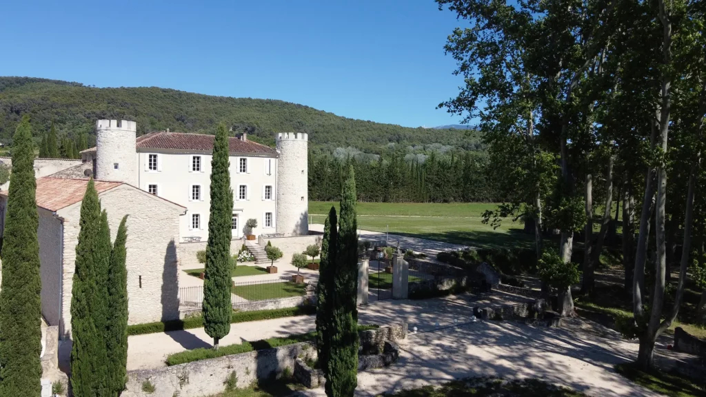 Vue aérienne du Château de Taulignan par Studio Argo, photographe mariage Vaison-la-Romaine.