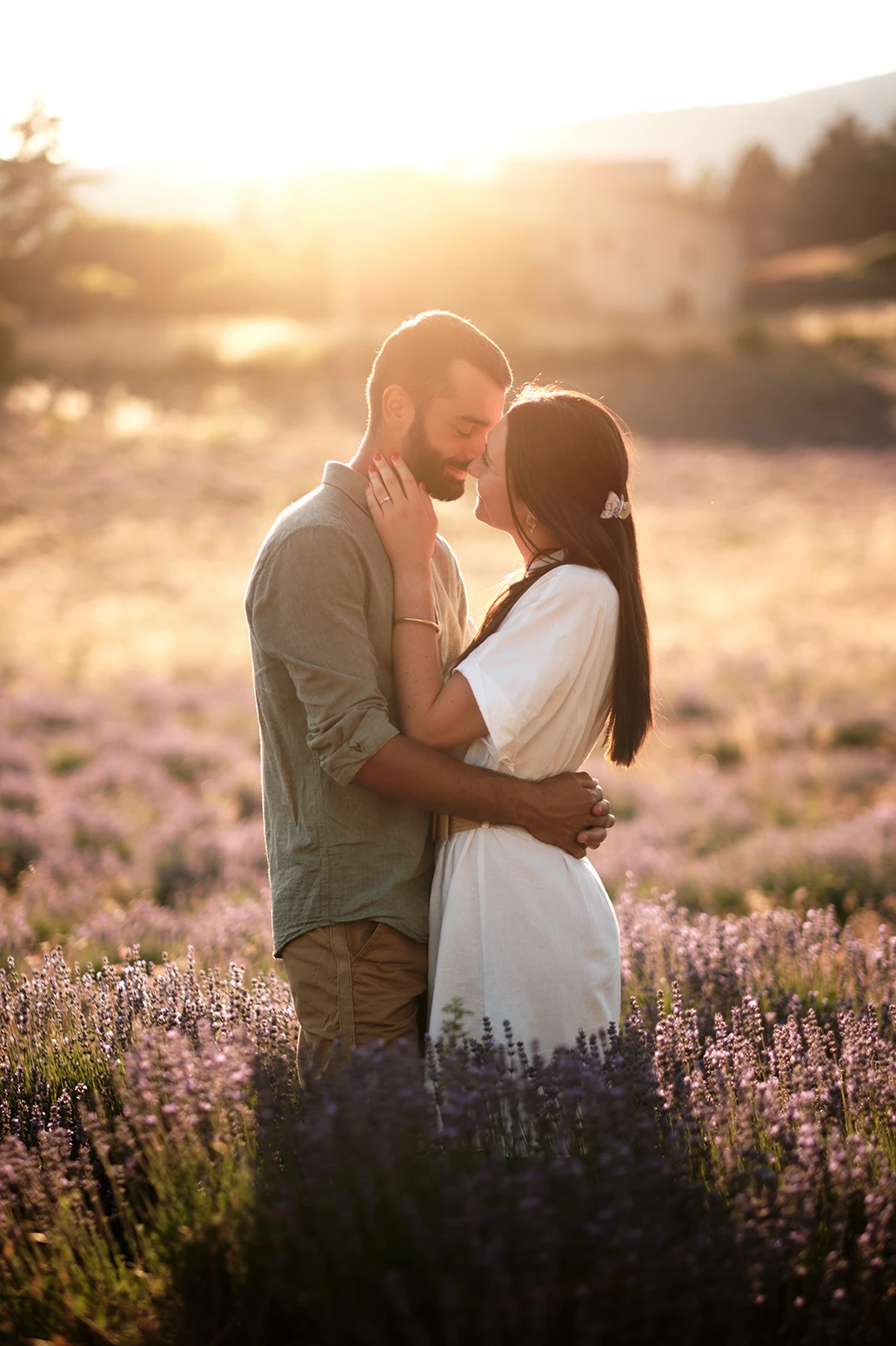 Lors de la golden hour, Studio Argo - photographe mariage - a immortalisé une seance d'engagement en provence dans un champ de lavandes à Sault, dans le Vaucluse.