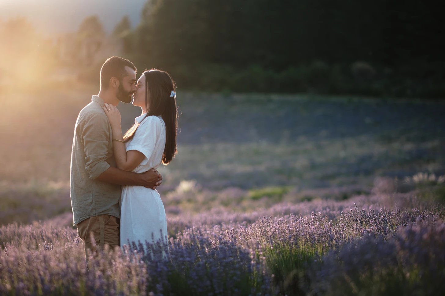 Séance d'engagement Provence à Sault lors de la magic hour par Studio Argo, photographe mariage.