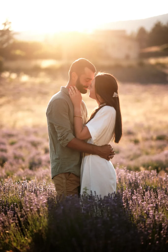 Séance photo d'engagement dans un champ de lavandes à Sault par Studio Argo, photographe mariage Provence.