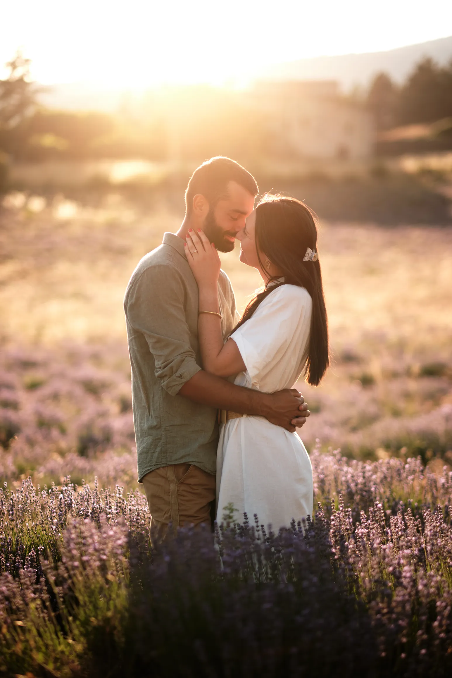 Séance engagement de Pauline et Lucas dans les champs de lavande de Sault au coucher du soleil.