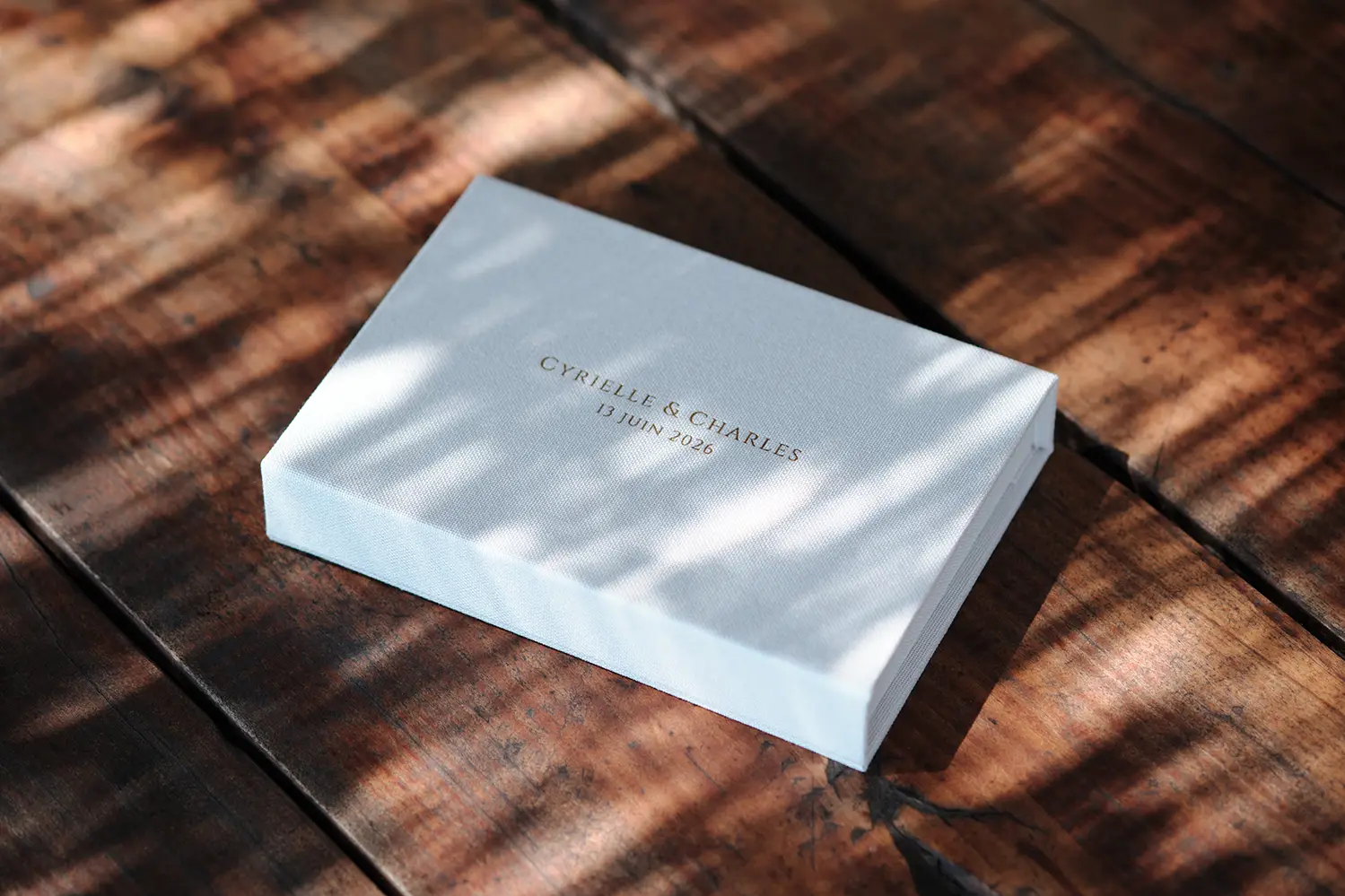 Transmission des photographies de mariage avec un coffret prestige par photographe mariage Luberon.