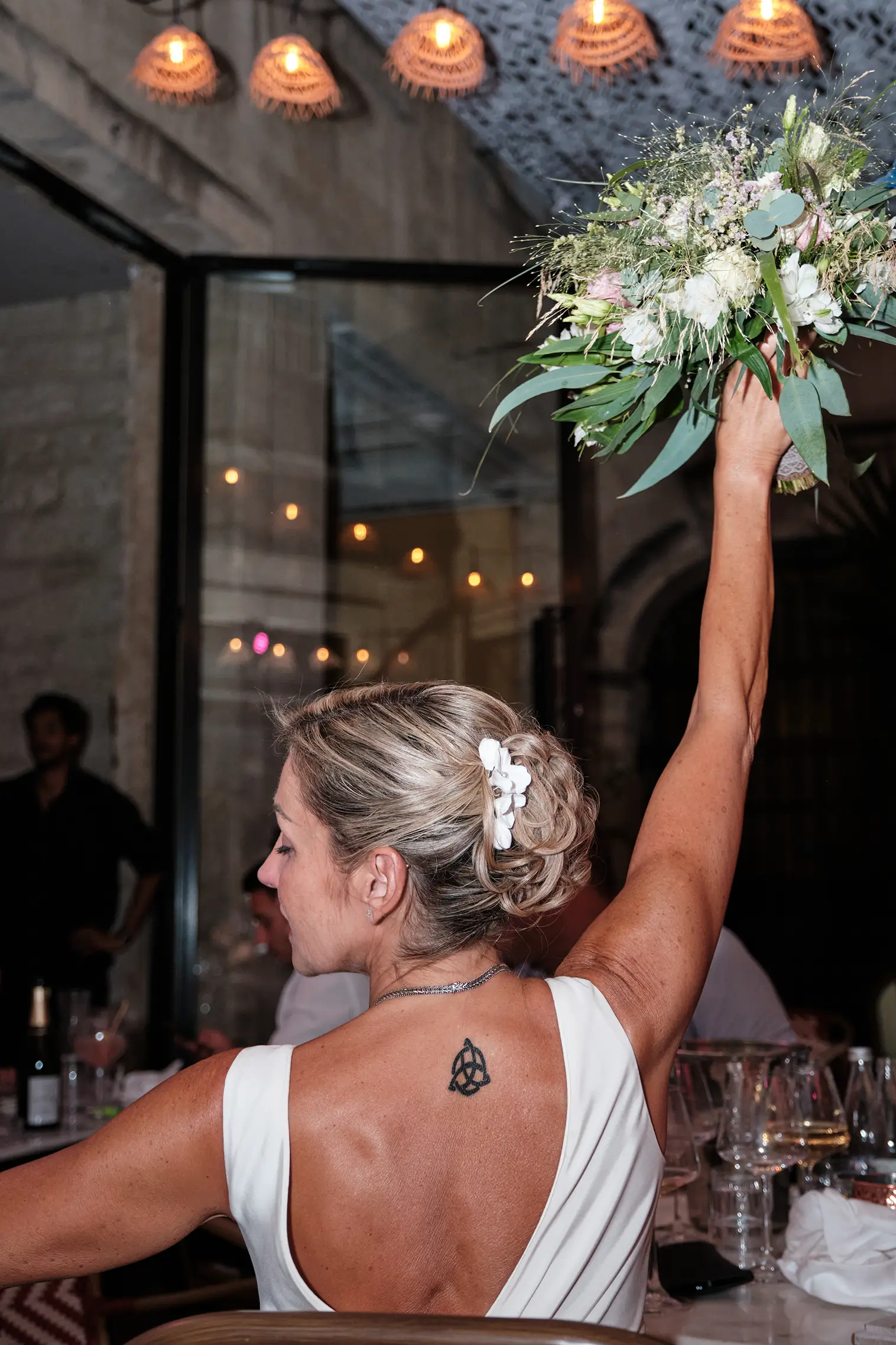 La mariée tenant son bouquet floral par Studio Argo, photographe mariage Provence.