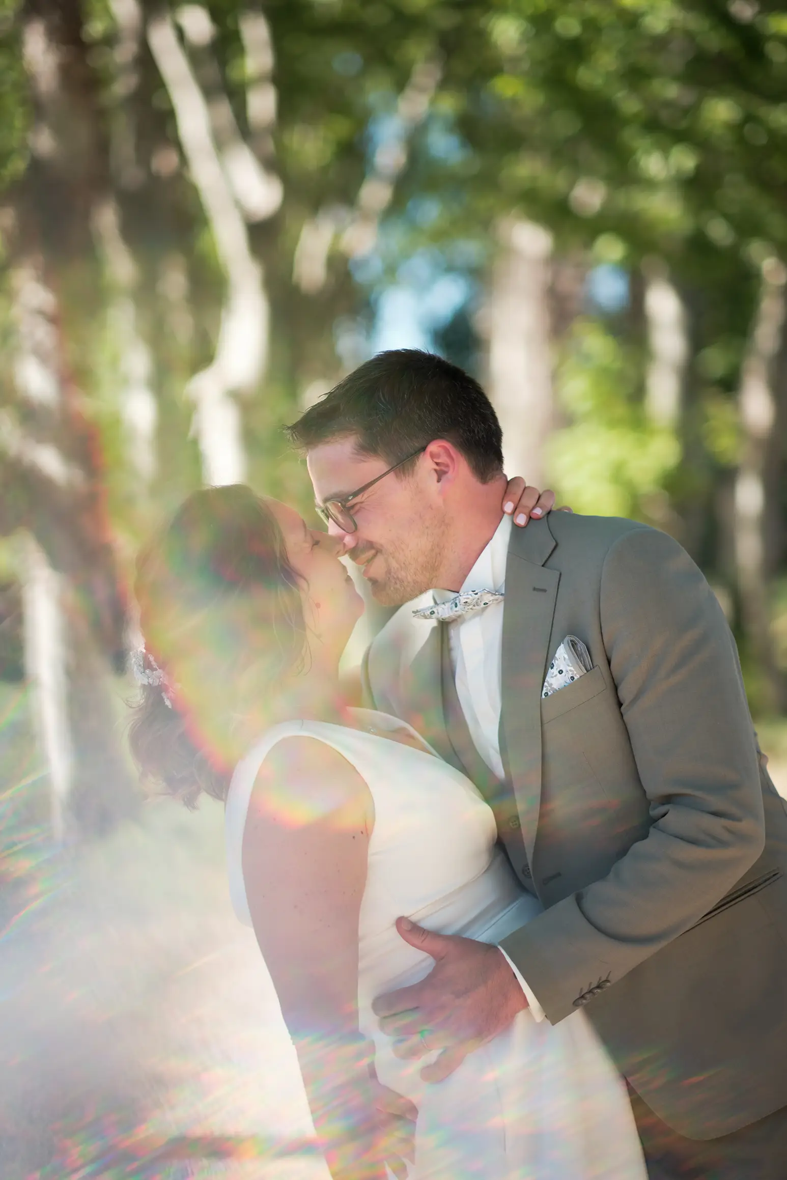 Séance de couple en Provence avec un flare par Studio Argo, photographe mariage Vaucluse.