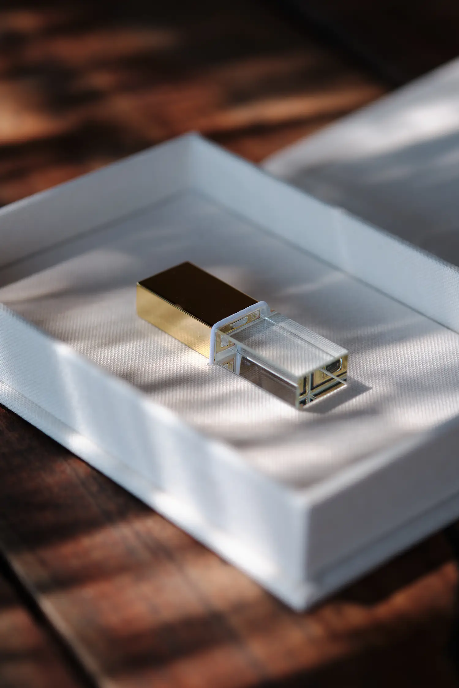 Clé USB contenant les photographies de mariages dans un écrin de luxe, par Studio Argo - Photographe mariage Provence.